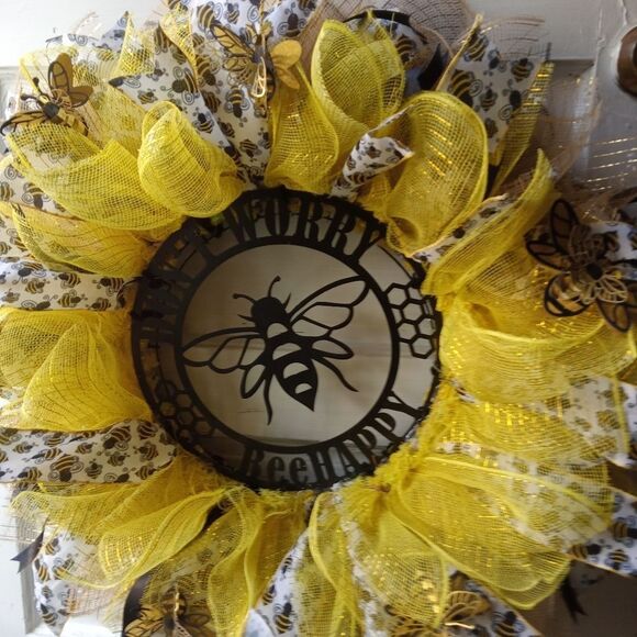 26" Craft Mesh WREATH with custom precision cut 16 gauge Metal BEE Decor center. - Picture 10 of 10